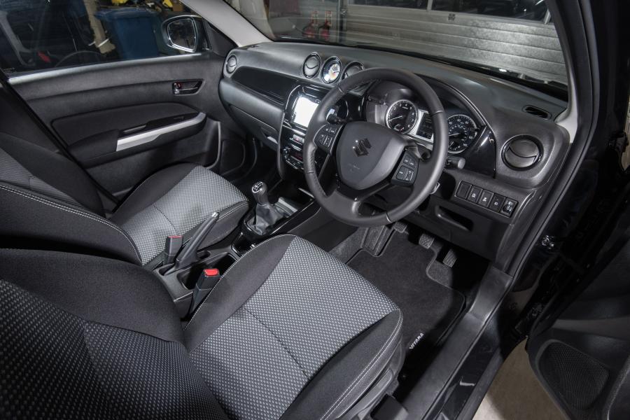 Интерьер Suzuki Vitara Kuro 2018 года  (UK) (фото 7 из 9)